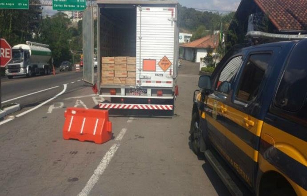 Ir para  <p>Um caminh&atilde;o foi flagrado&nbsp;com quatro toneladas de explosivos em situa&ccedil;&atilde;o perigosa pela Pol&iacute;cia Rodovi&aacute;ria Federal (PRF). O ve&iacute;culo de carga&nbsp; trafegava...